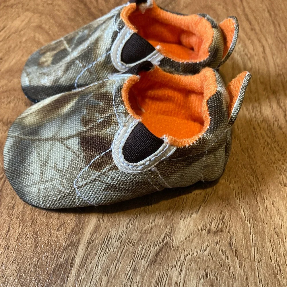 Bundle of infant mixed name brand shoes and slippers! - Picture 10 of 16